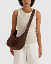 画像をギャラリービューアに読み込む, baggu - medium nylon crescent bag - coffee - prebook arriving mid july