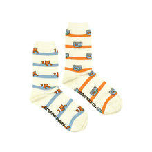 Load image into Gallery viewer, women&#39;s socks - cat &amp; fishbowl
