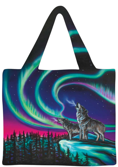 a shopping tote depicting 2 howling wolves and the northern lights 