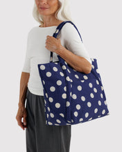 Load image into Gallery viewer, baggu - cloud bag - navy &amp; cream polka dot  - COMING SOON

