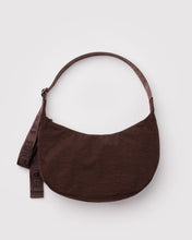 画像をギャラリービューアに読み込む, baggu - medium nylon crescent bag - coffee - prebook arriving mid july
