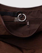 画像をギャラリービューアに読み込む, baggu - medium nylon crescent bag - coffee - prebook arriving mid july
