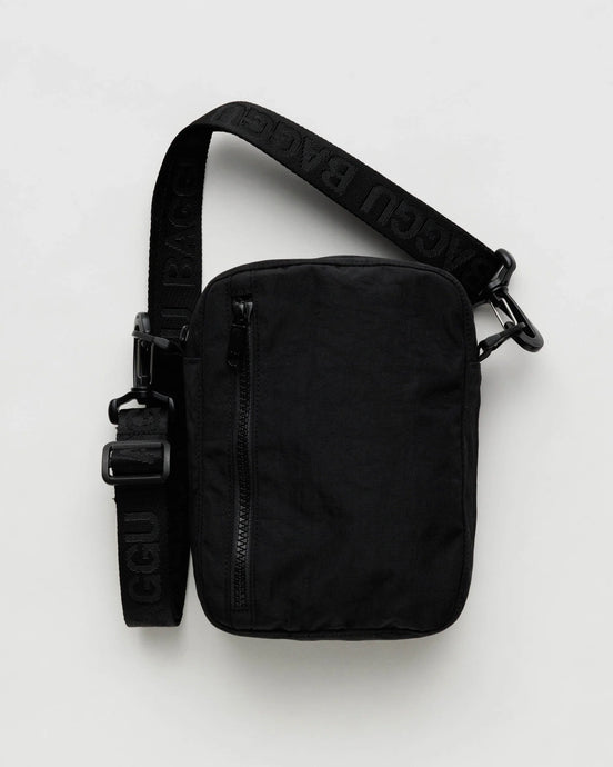 a baggu brand crossbody purse in black colour with black strap 
