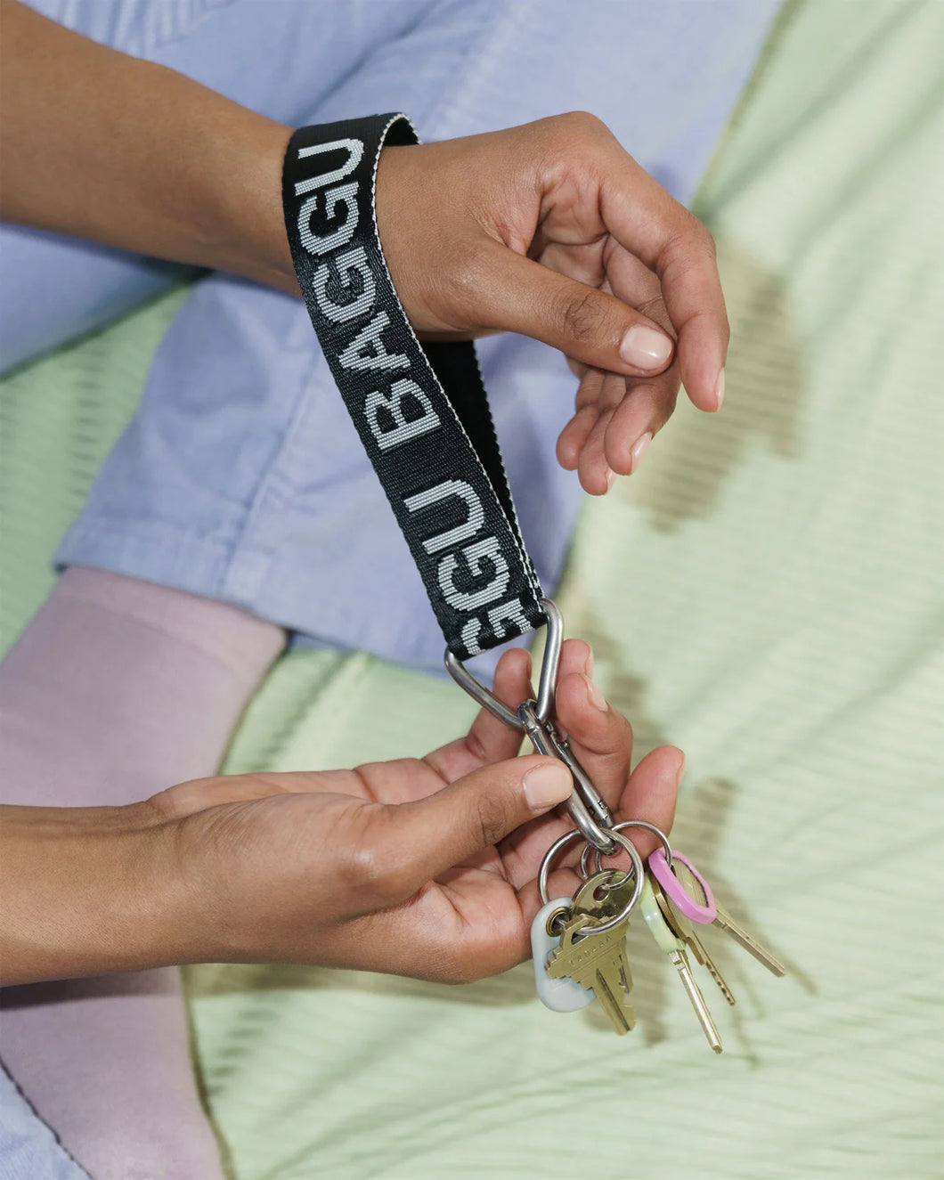 baggu - logo keychain - black & white