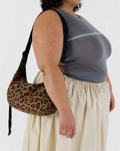 Load image into Gallery viewer, baggu - medium nylon crescent - leopard  - prebook arriving late oct/early nov
