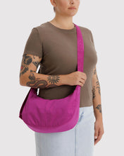 Load image into Gallery viewer, baggu - medium nylon crescent - deep fuchsia
