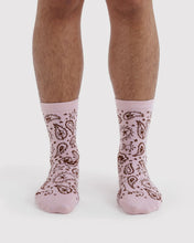 Load image into Gallery viewer, baggu - crew socks - paisley pink

