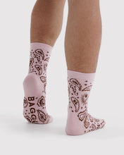 Load image into Gallery viewer, baggu - crew socks - paisley pink
