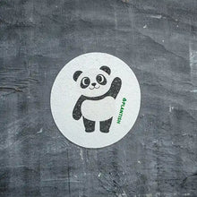 画像をギャラリービューアに読み込む, a small white sponge featuring an image of a black and white panda 
