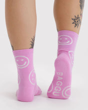 Load image into Gallery viewer, baggu - crew socks - pink happy
