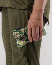 Load image into Gallery viewer, baggu - puffy glasses sleeve - daisy - last one
