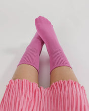 Load image into Gallery viewer, baggu - ribbed socks - extra pink
