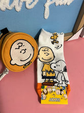 Load image into Gallery viewer, snoopy ankle socks - with charlie brown
