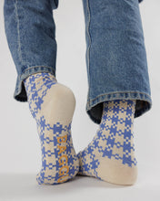 画像をギャラリービューアに読み込む, a persons sock on their feet. they arey are cream and blue in colour of gingham by baggu crew socks made of bamboo
