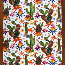画像をギャラリービューアに読み込む, a tea or kitchen towel covered in cactus images 
