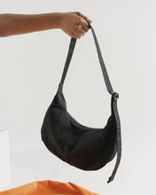 Load image into Gallery viewer, a black baggu crescent handbag 
