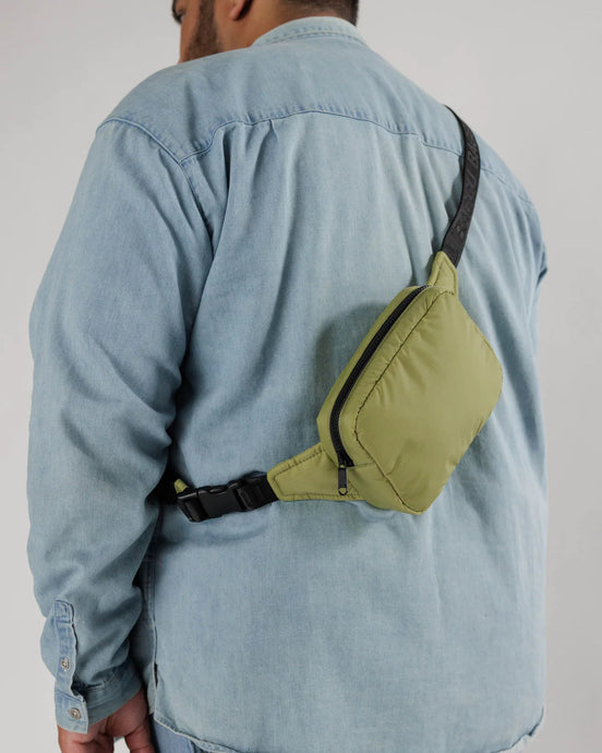 a person wearing a pistachio puffy fanny pack from baggu 